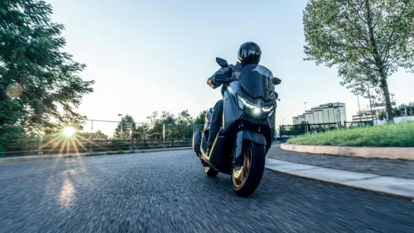 SCOOTER NMAX 155 TECH MAX YAMAHA — em estrada (capa)