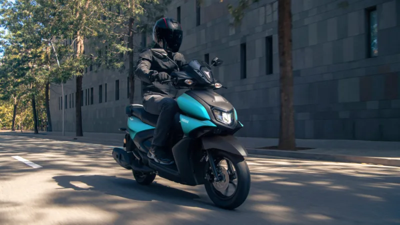 SCOOTER RAYZR YAMAHA — em estrada (capa)