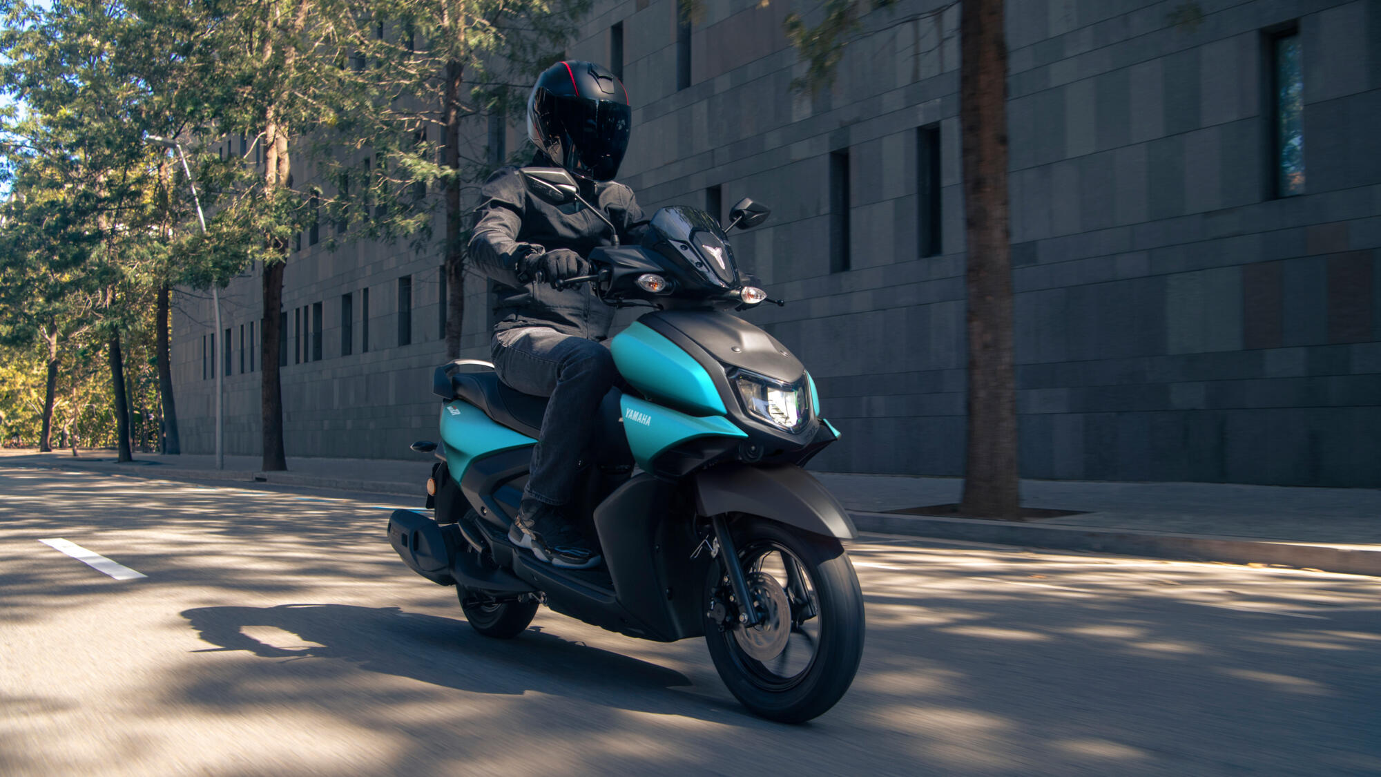 SCOOTER RAYZR YAMAHA — em estrada (capa)