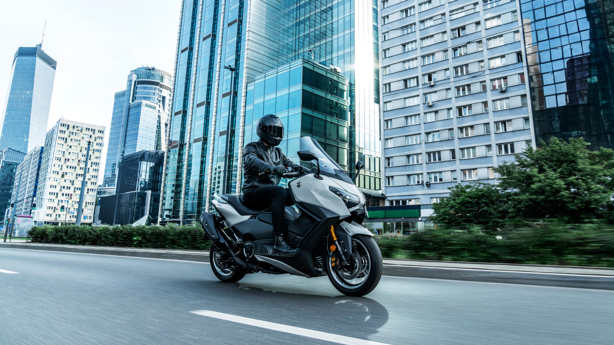 SCOOTER TMAX TECH MAX YAMAHA — em estrada (capa)