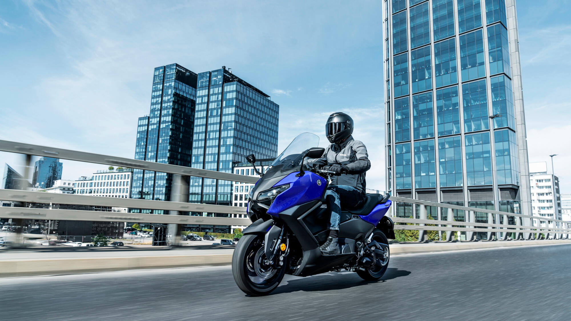 SCOOTER TMAX YAMAHA — em estrada (capa)