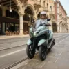 SCOOTER TRICITY 125 YAMAHA — em estrada (capa)
