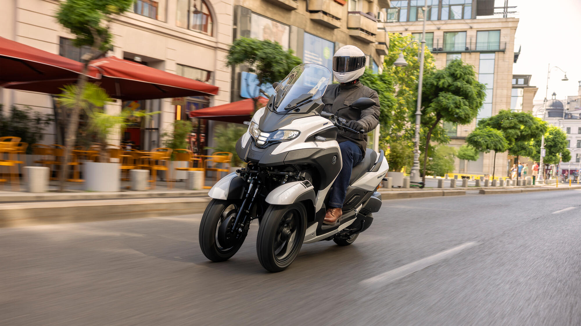 SCOOTER TRICITY 300 YAMAHA — em estrada 3