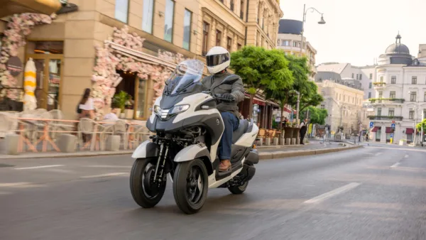 SCOOTER TRICITY 300 YAMAHA — em estrada (capa)