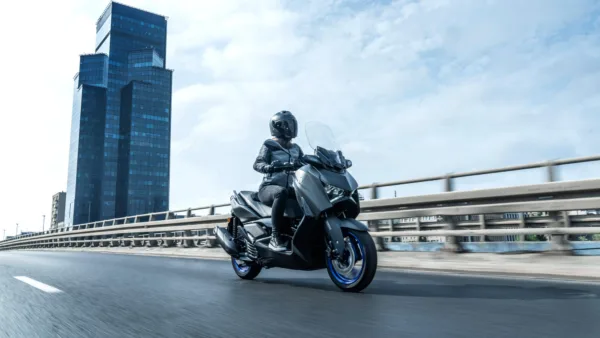 SCOOTER XMAX 125 2025 YAMAHA — em estrada (capa)