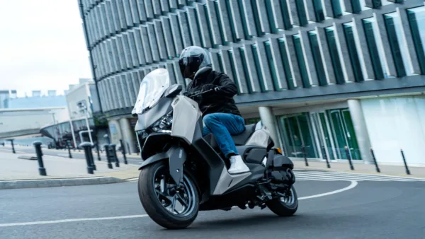 SCOOTER XMAX 125 TECH MAX PLUS YAMAHA — em estrada (capa)