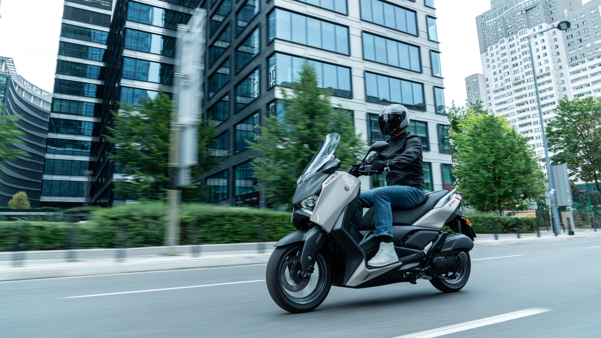 SCOOTER XMAX 125 TECH MAX YAMAHA — em estrada (capa)