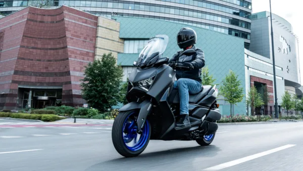 SCOOTER XMAX 300 2025 YAMAHA — em estrada (capa)