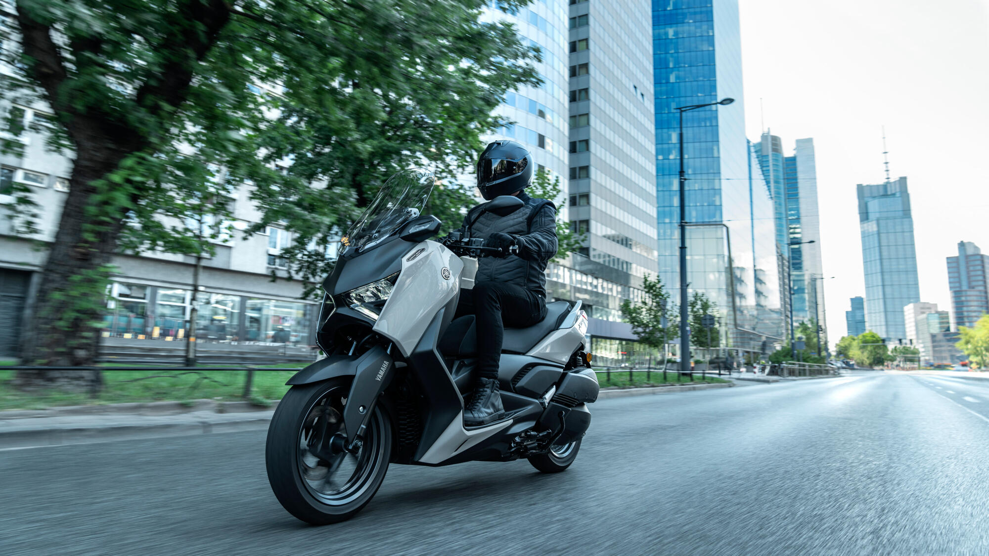 SCOOTER XMAX 300 TECH MAX PLUS YAMAHA — em estrada 2