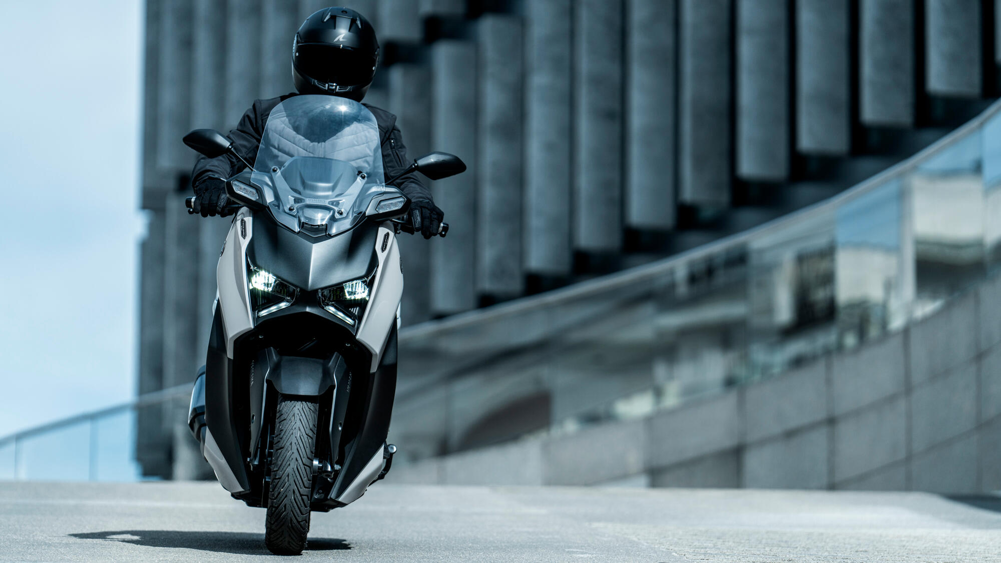 SCOOTER XMAX 300 TECH MAX PLUS YAMAHA — em estrada 3