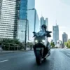 SCOOTER XMAX 300 TECH MAX PLUS YAMAHA — em estrada (capa)