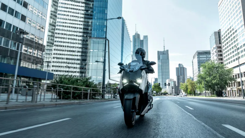 SCOOTER XMAX 300 TECH MAX PLUS YAMAHA — em estrada (capa)