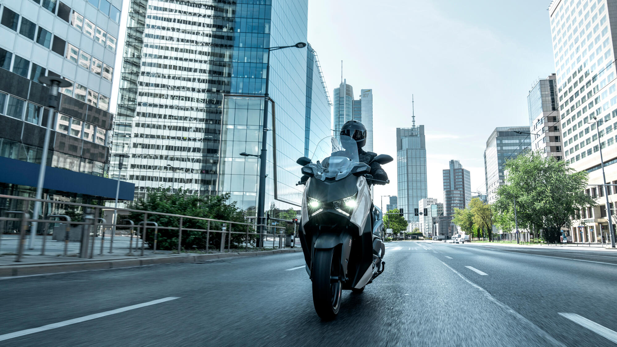SCOOTER XMAX 300 TECH MAX PLUS YAMAHA — em estrada (capa)
