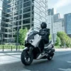 SCOOTER XMAX 300 TECH MAX YAMAHA — em estrada (capa)