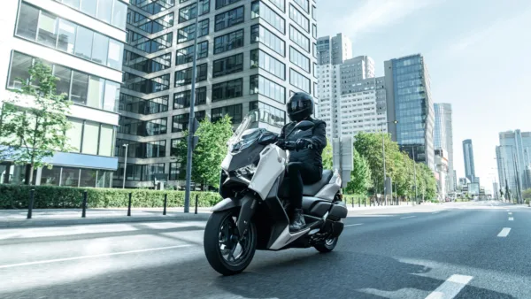 SCOOTER XMAX 300 TECH MAX YAMAHA — em estrada (capa)