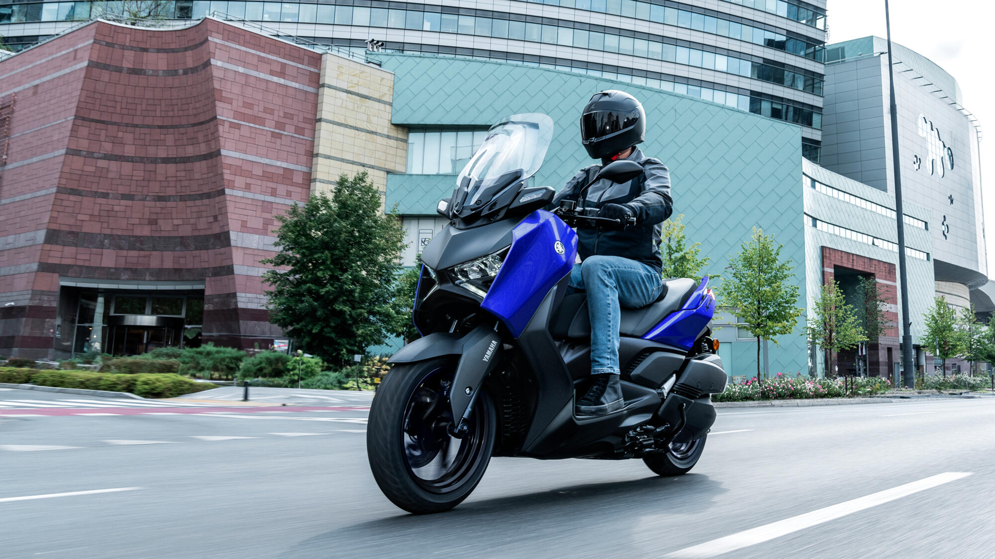 SCOOTER XMAX 300 YAMAHA — em estrada (capa)